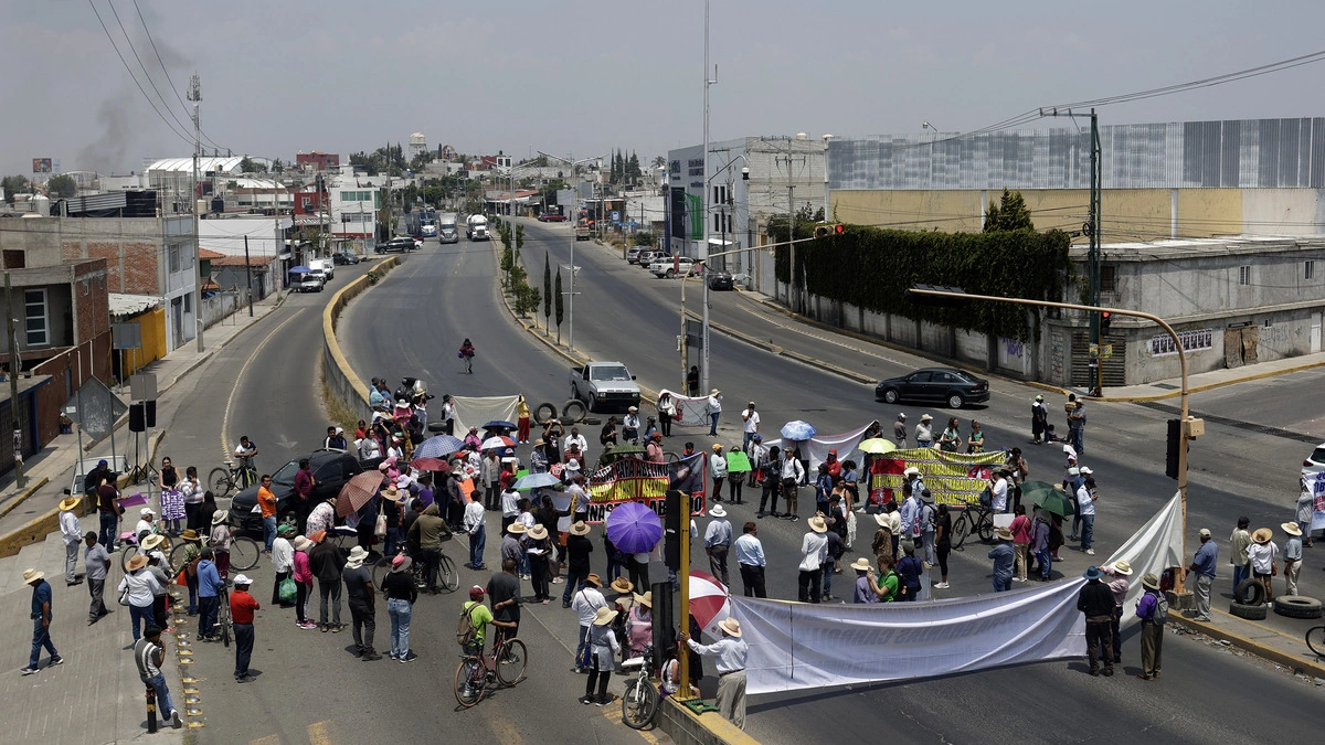 Pueblos originarios de Cholula bloquean el bulevar Atlixco y provocan caos vial  