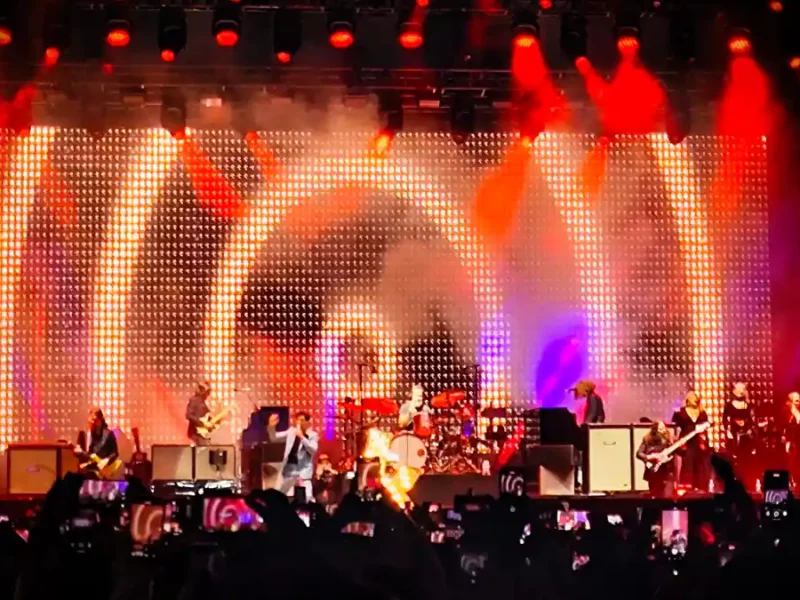 The Killers durante su concierto en la Feria de Puebla 2025.