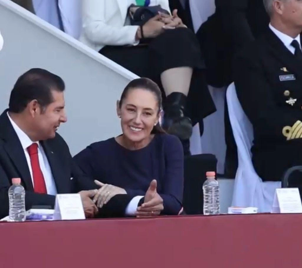 La presidenta estuvo por casi dos horas en la zona de Los Fuertes, primero encabezó la ceremonia conmemorativa por la fecha y después, en el desfile.