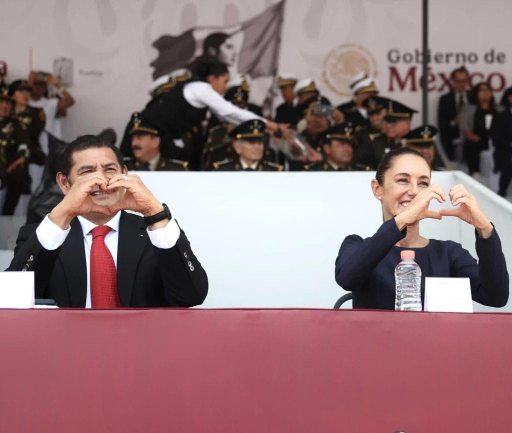 El escenario fue el anexo de Casa Puebla a donde el gobernador Alejandro Armenta acudió después del Desfile del 5 de Mayo para ofrecer una comida a sus invitados especiales.