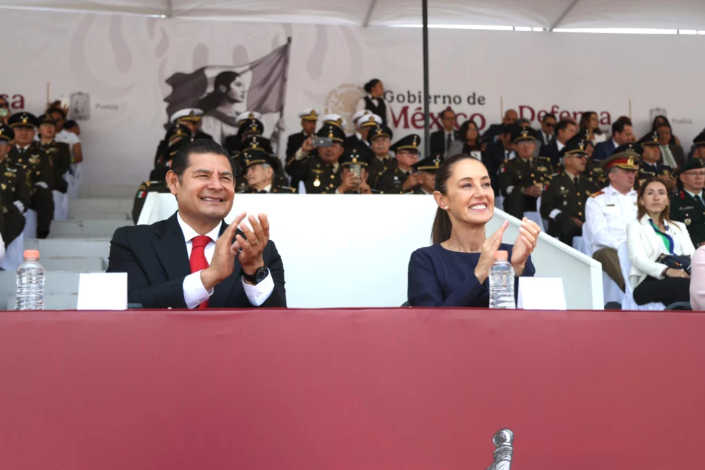 Armenta no pudo ocultar su satisfacción por la visita de la presidenta de México, Claudia Sheinbaum al desfile.