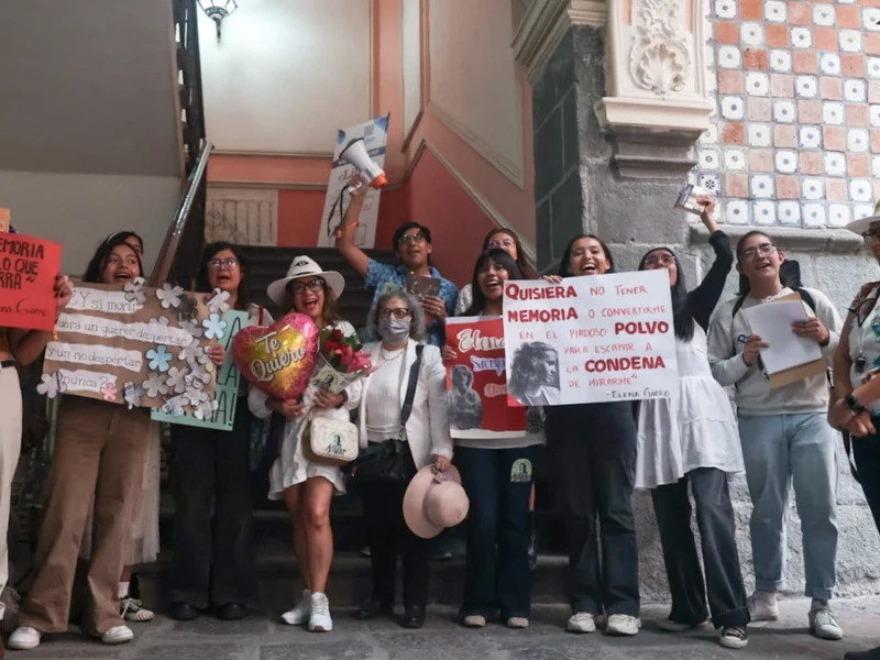 Profesoras y alumnas BUAP piden reubicación de la escultura de Elena Garro al Carolino