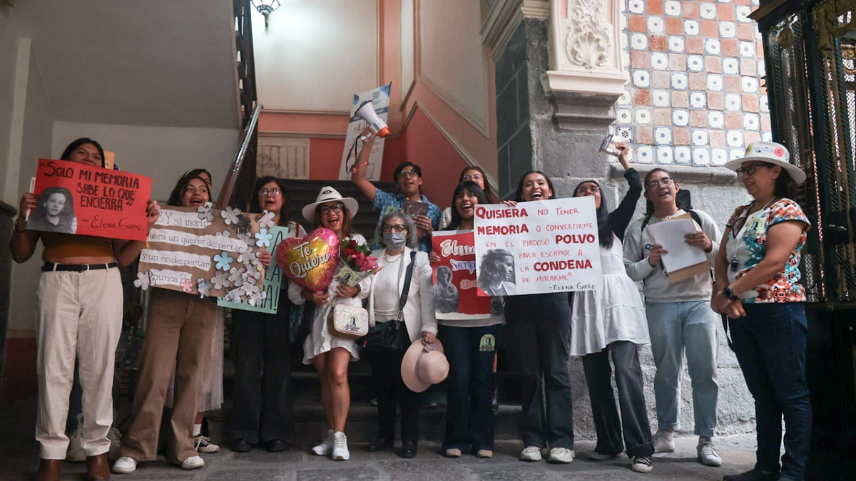 Profesoras y alumnas BUAP piden reubicación de la escultura de Elena Garro al Carolino