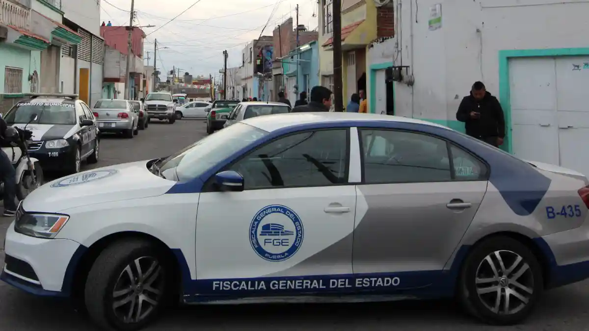 FGE asegura droga y armas durante cateo en Cuautempan y Ahuacatlán.