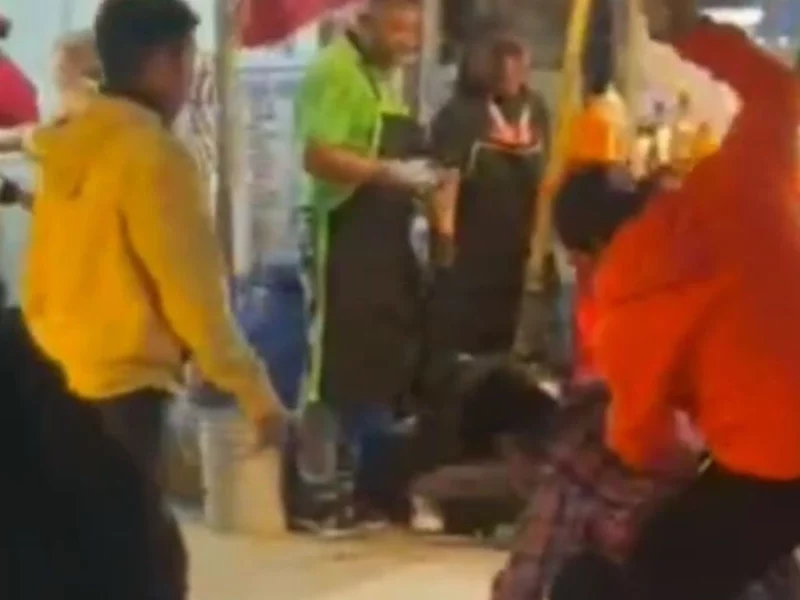 VIDEO: Agreden a joven con una roca durante una riña la Feria de Puebla