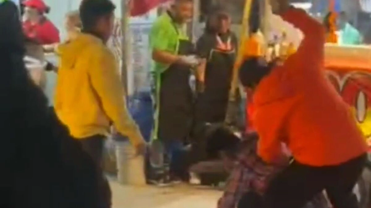 VIDEO: Agreden a joven con una roca durante una riña la Feria de Puebla