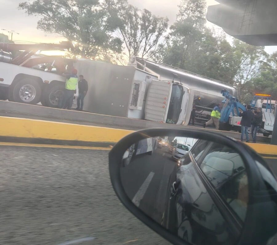 Mañana de accidentes en Puebla tras cierres y lluvia: uno ocurrió en Parque Industrial La Resurrección.