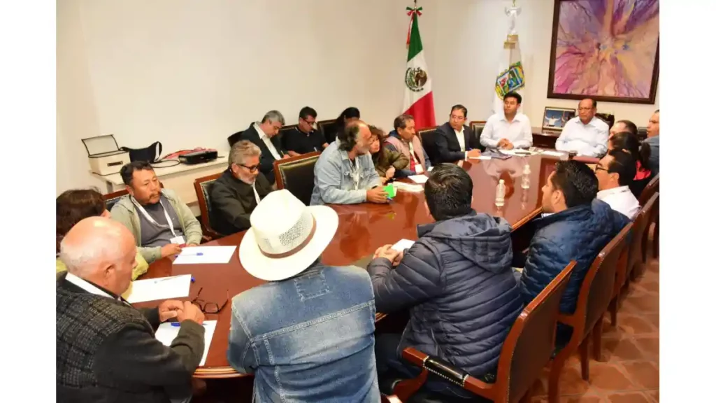 Firma de acuerdos entre el gobierno estatal y el del municipio de San Andrés Cholula con integrantes de pueblos originarios.