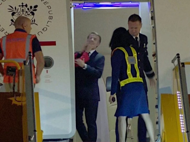 VIDEO: Emmanuel Macron recibe manotazo de su esposa al interior de avión  