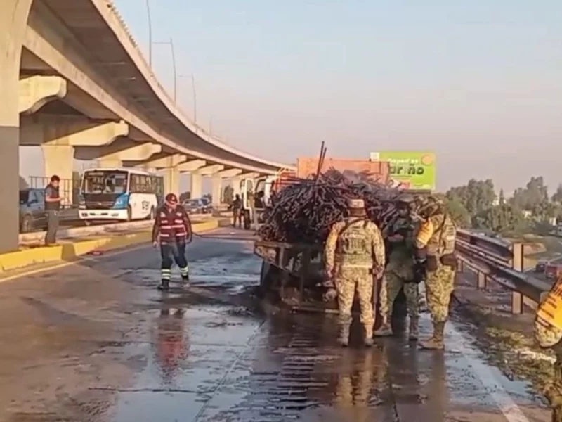 Caos en la autopista México-Puebla por accidente con dos tráileres