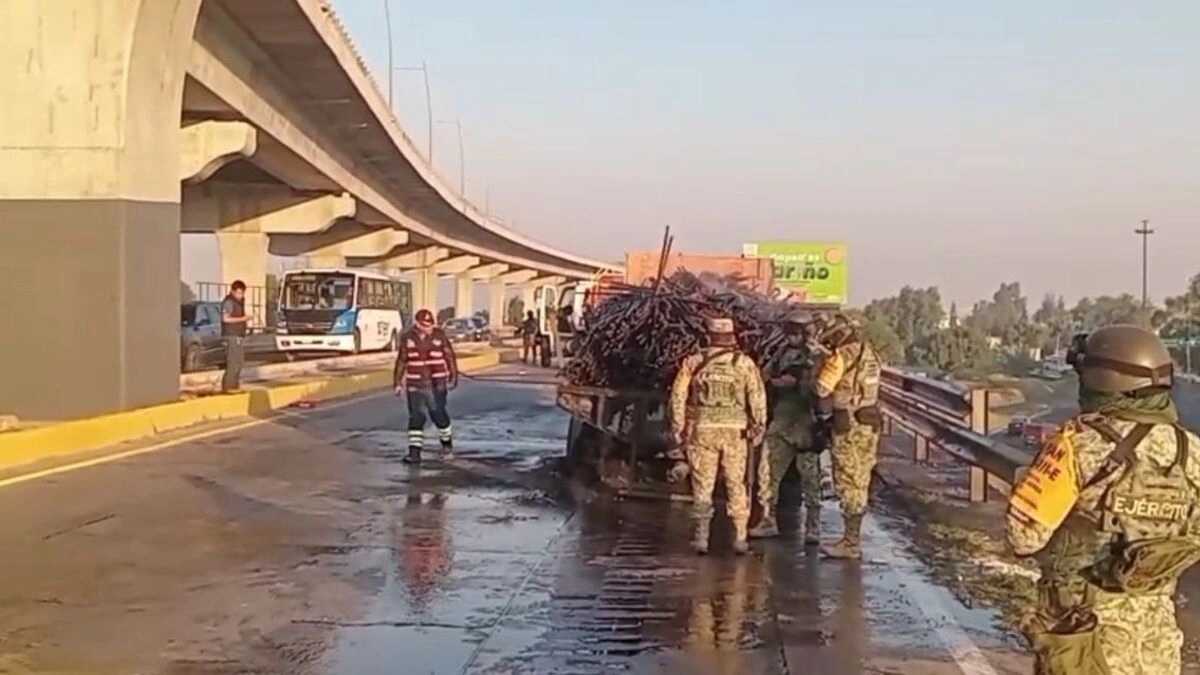 Caos en la autopista México-Puebla por accidente con dos tráileres