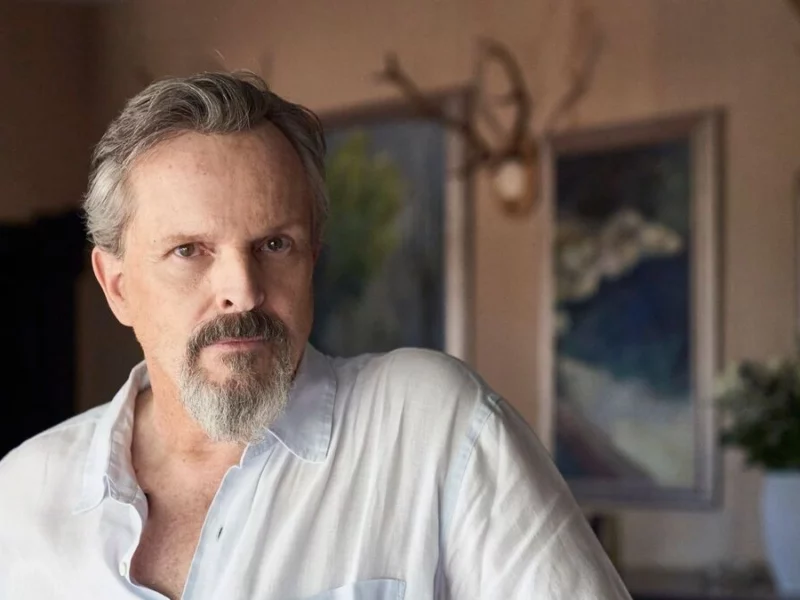 Miguel Bosé visita la Biblioteca Palafoxiana