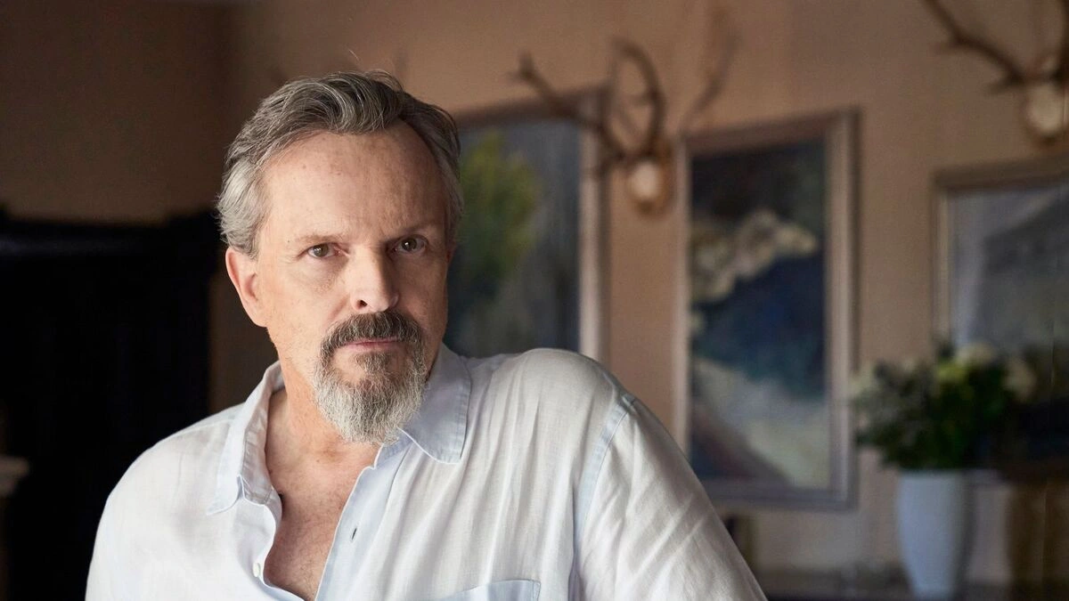 Miguel Bosé visita la Biblioteca Palafoxiana