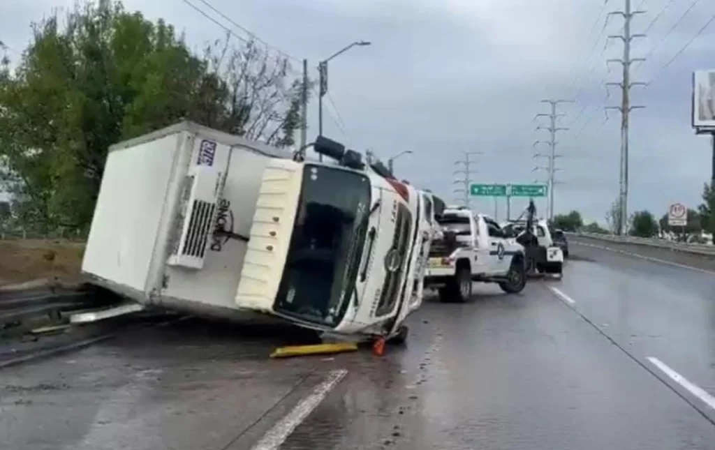 Mañana de accidentes en Puebla tras cierres y lluvia, entre ellos, uno en Periférico Ecológico.