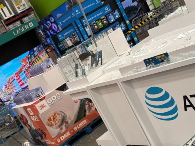 En violento asalto, delincuentes roban celulares del Sam's Club de Periplaza 