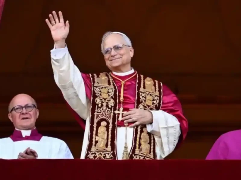 El nuevo papa,Robert Francis Prevost saludando desde el balcón del Vaticano.