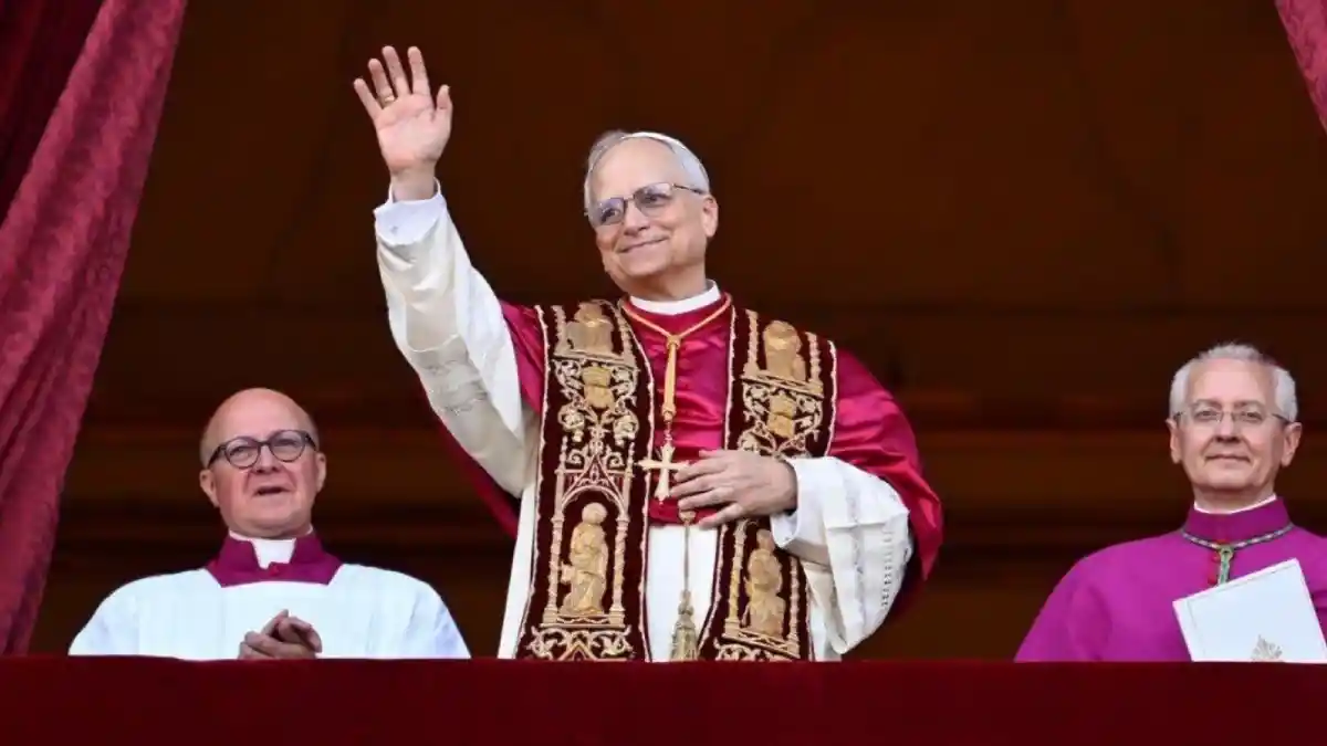 El nuevo papa,Robert Francis Prevost saludando desde el balcón del Vaticano.