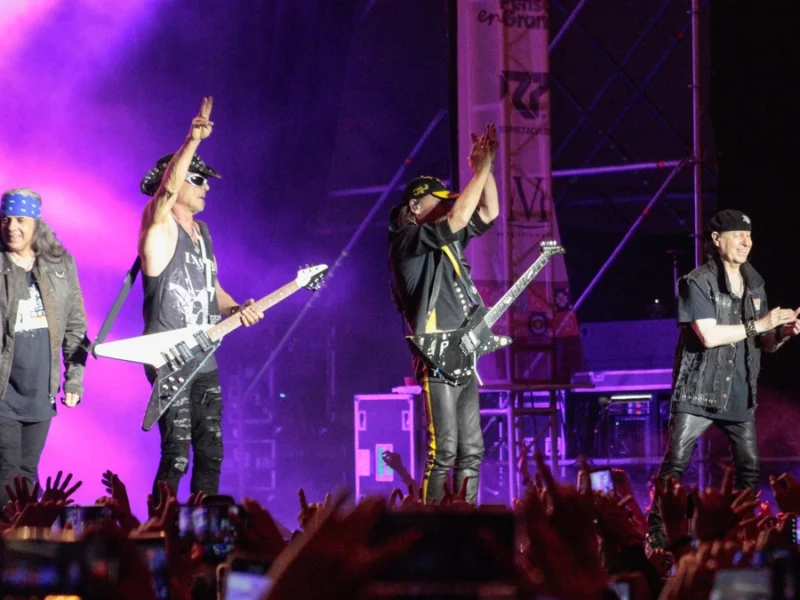 Se desata el caos en el concierto de Scorpions en la Feria de Puebla: llueve y fans tiran las vallas  