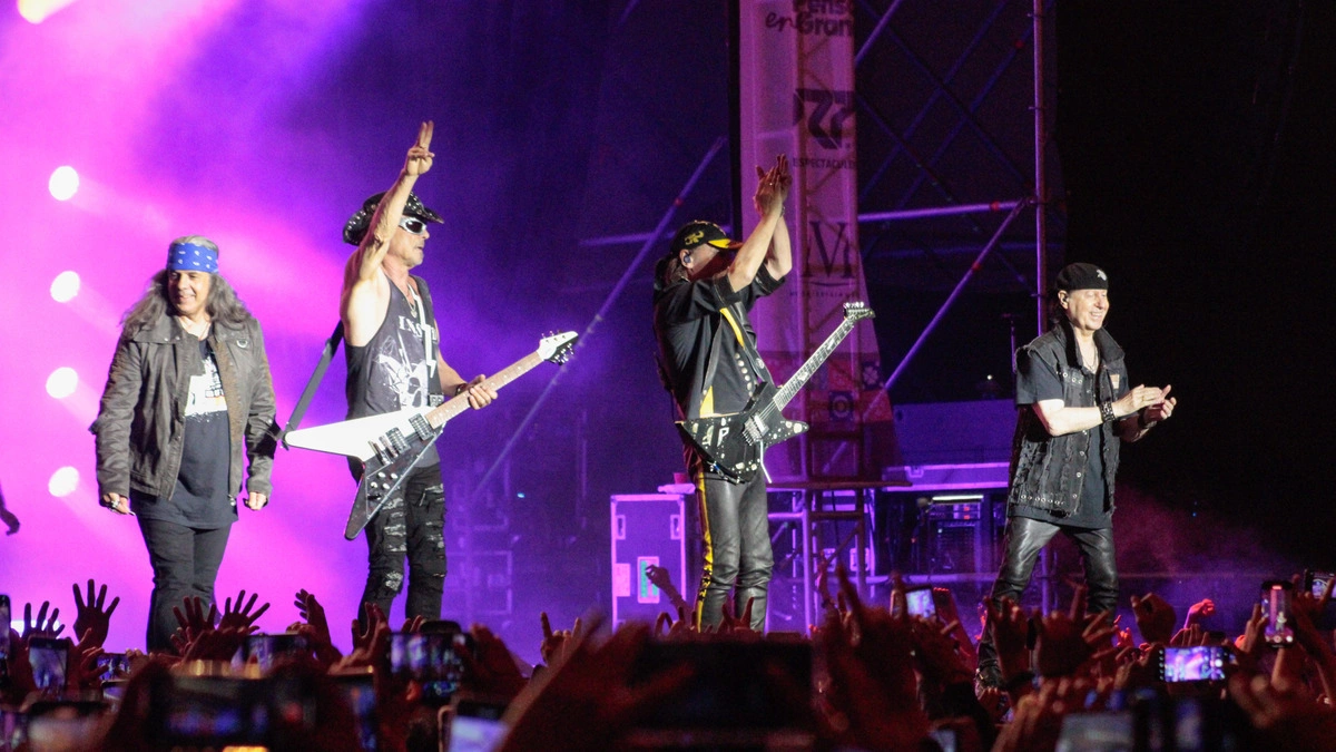 Se desata el caos en el concierto de Scorpions en la Feria de Puebla: llueve y fans tiran las vallas  