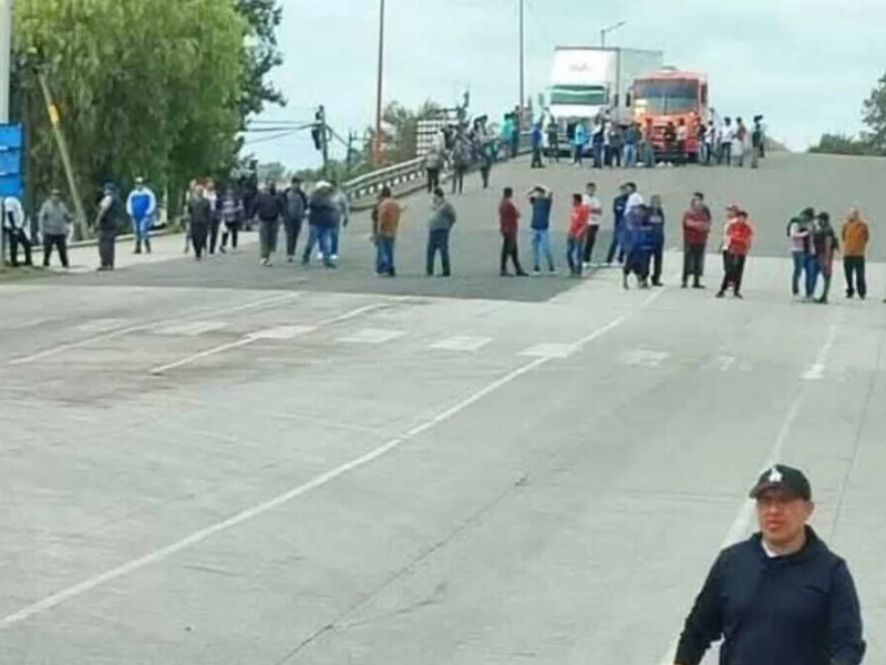 Tianguistas se oponen a operativo y cierran los accesos a San Martín Texmelucan  