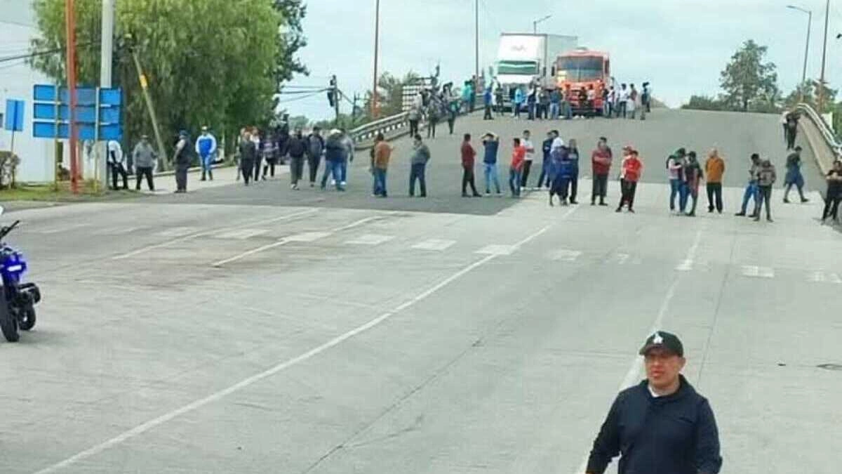 Tianguistas se oponen a operativo y cierran los accesos a San Martín Texmelucan  