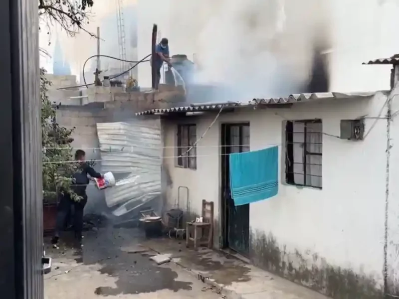 Vecinos apagan incendio que alcanzó un cilindro de gas LP en Cuautlancingo.