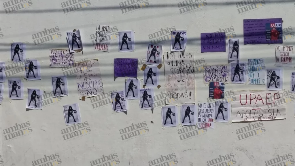 Estudiantes de la Preparatoria Upaep Santiago de la ciudad de Puebla se manifestaron para exigir justicia para su compañera que denunció abuso sexual por parte del jefe del área de Educación Física y Deportes.