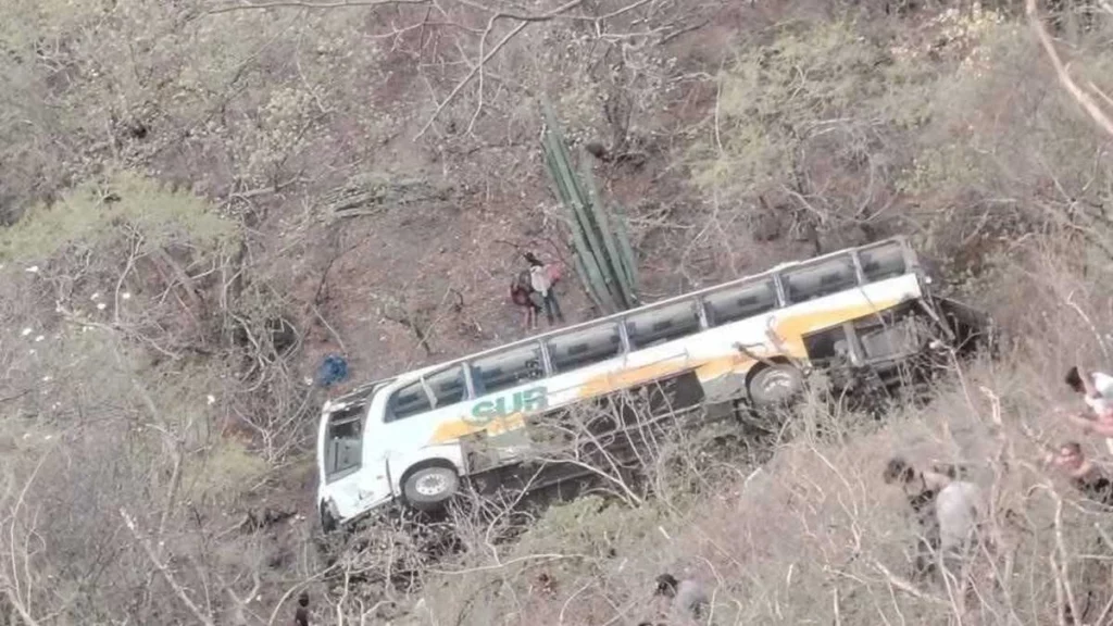Mueren dos mujeres en volcadura de autobús sobre la carretera Izúcar–Tehuitzingo