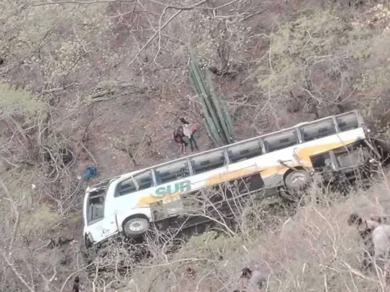 Mueren dos mujeres en volcadura de autobús sobre la carretera Izúcar–Tehuitzingo