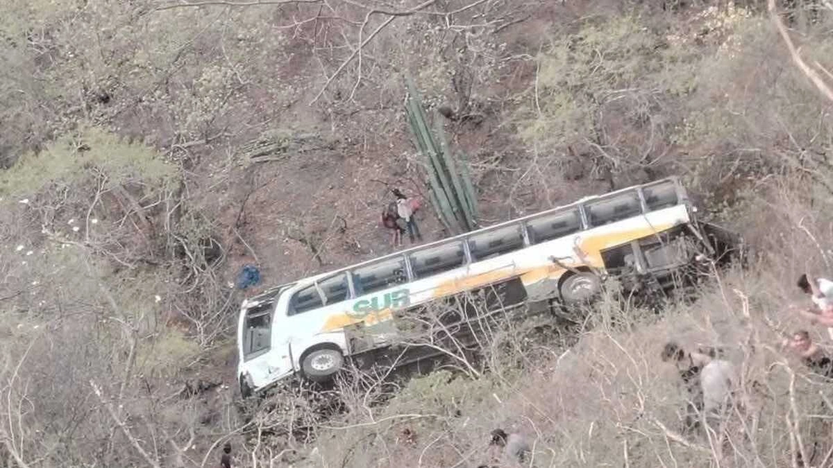 Mueren dos mujeres en volcadura de autobús sobre la carretera Izúcar–Tehuitzingo
