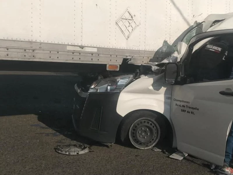 Poblanos se accidentan en Tlaxcala; hay un muerto