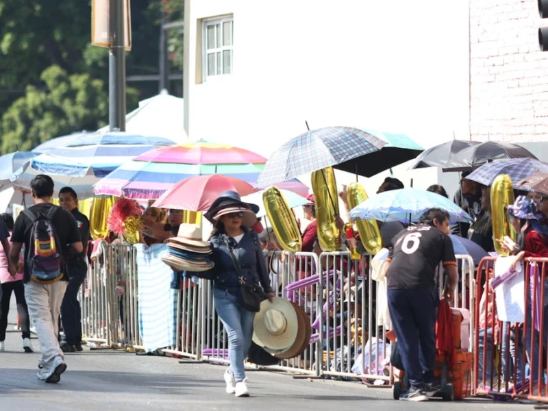 Bancos, sombrillas y hasta matracas: así hicieron su agosto los ambulantes por el desfile  