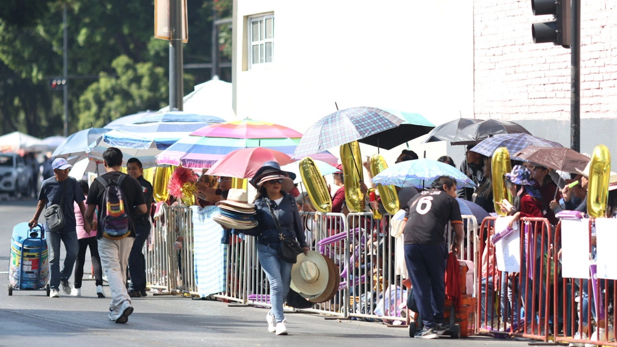 Bancos, sombrillas y hasta matracas: así hicieron su agosto los ambulantes por el desfile  