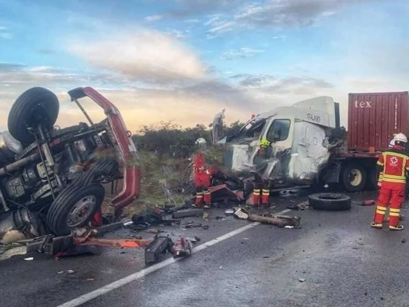 Muere conductor prensado tras aparatoso accidente en la Amozoc-Perote