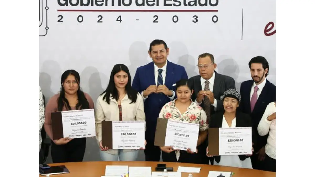 Gobierno del estado entrega apoyos a migrantes poblanos