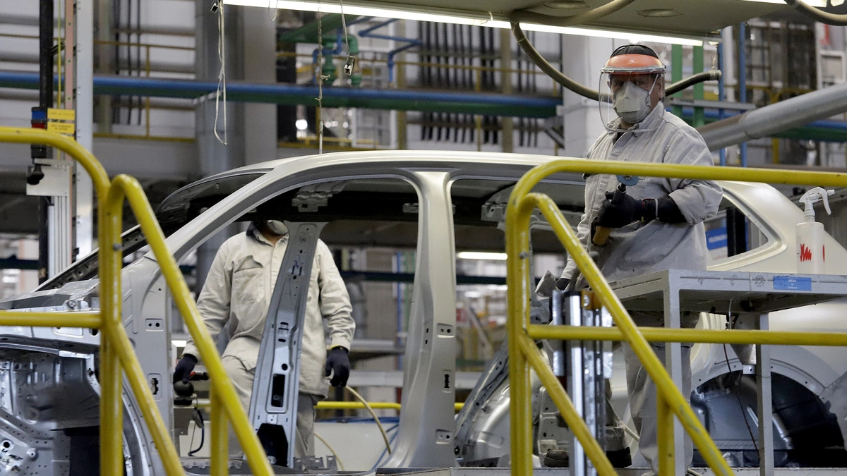 Estados Unidos reduce aranceles a autos de México del 25% al 15%