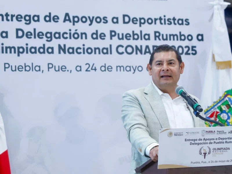Entrega Alejandro Armenta uniformes y estímulos a deportistas  
