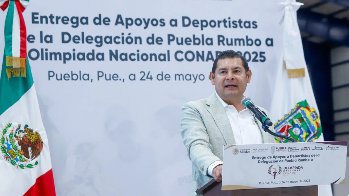 Entrega Alejandro Armenta uniformes y estímulos a deportistas  