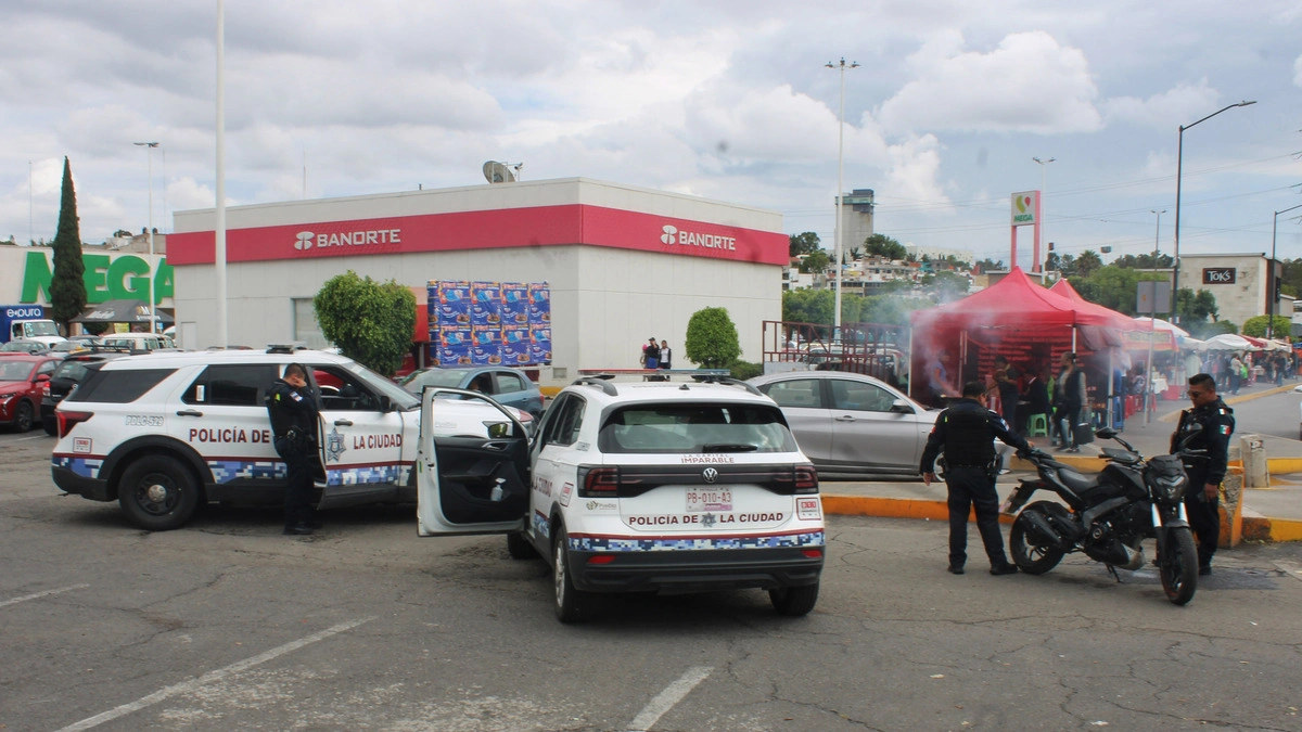 Asalto a cuentahabiente en Plaza Loreto provoca movilización policiaca