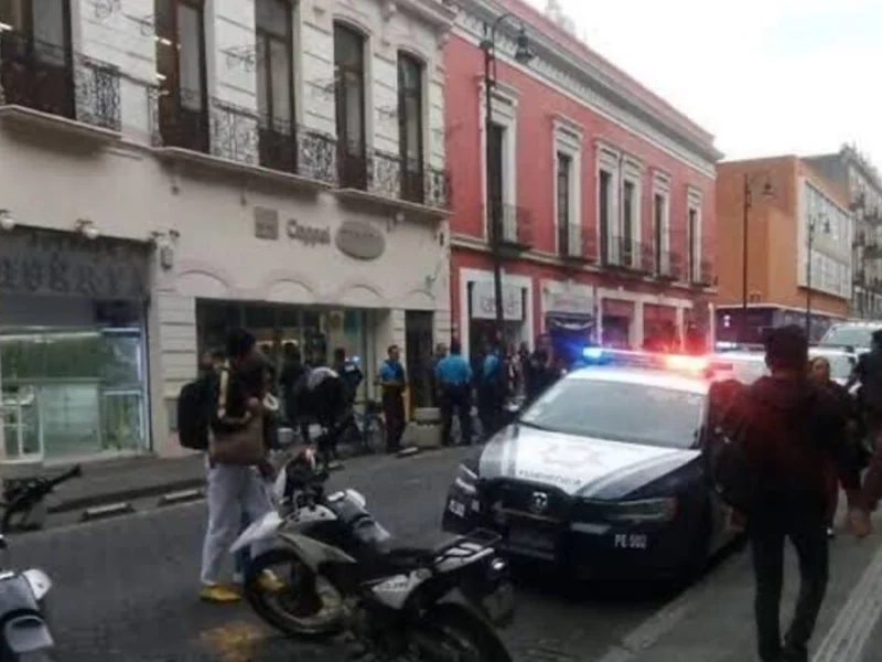 Mientras se realizaba el desfile, delincuentes asaltan un Telcel y un Coppel en Puebla