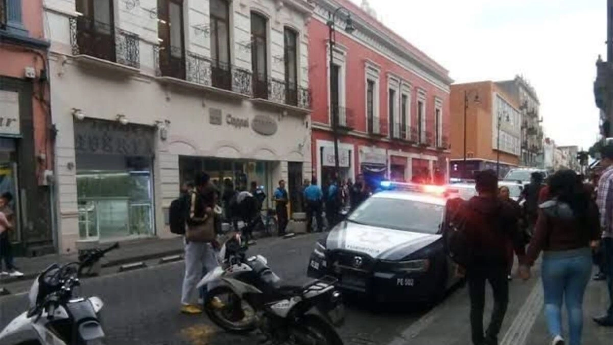 Mientras se realizaba el desfile, delincuentes asaltan un Telcel y un Coppel en Puebla