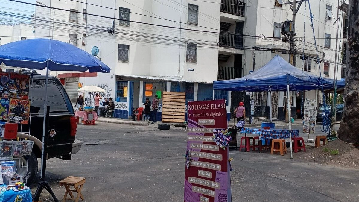 Balean a un vendedor en el tianguis de Loma Bella