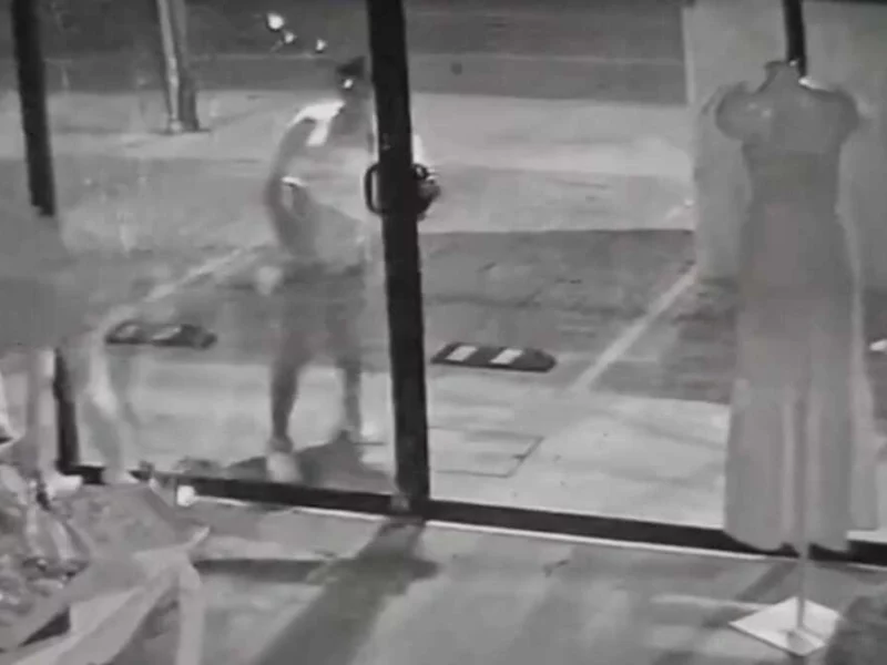 VIDEO: Borracho vandaliza dos negocios la misma madrugada en San Manuel