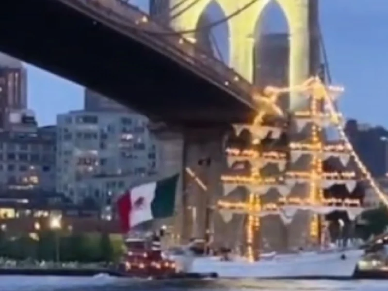VIDEOS: El buque escuela Cuauhtémoc choca contra el puente de Brooklyn