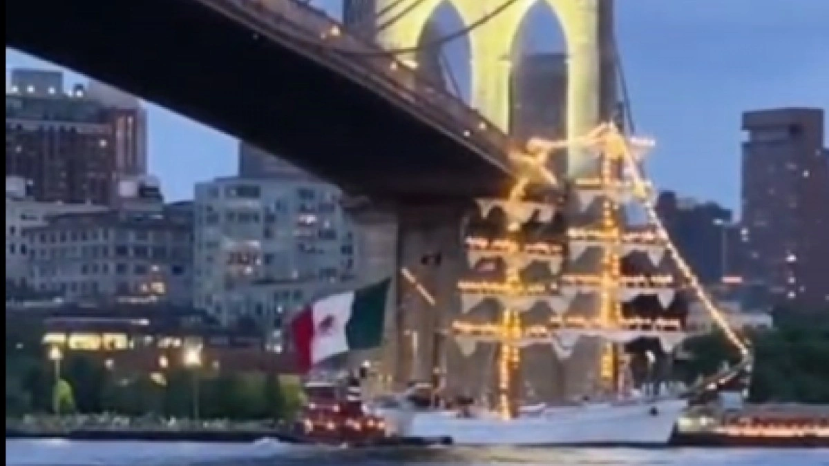 VIDEOS: El buque escuela Cuauhtémoc choca contra el puente de Brooklyn