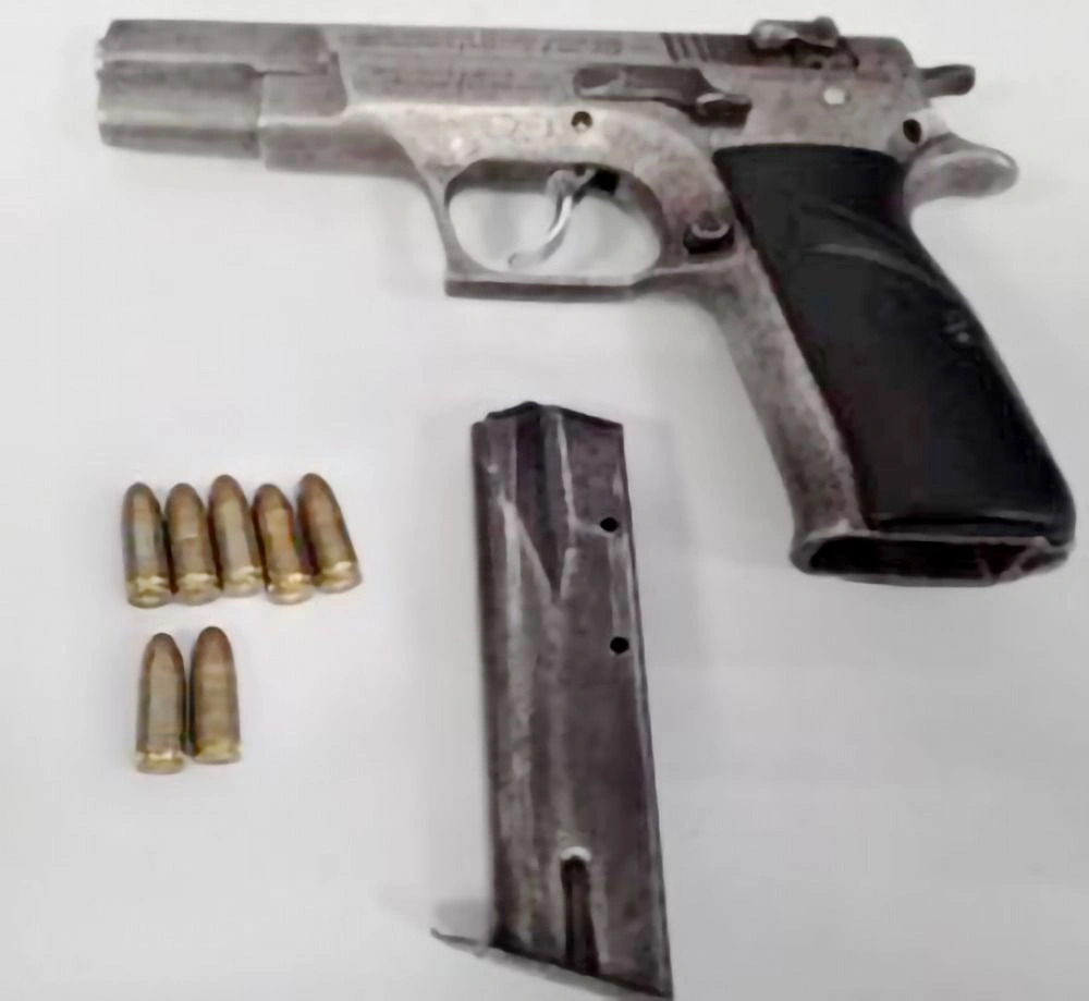 Benjamín, uno de los implicados en el asesinato de dos policías en Amozoc, fue hallado con un arma de fuego calibre 9 milímetros.