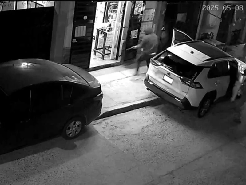 VIDEO: A punta de escopeta y un rifle AK-47, comando roba camioneta en Zacatepec