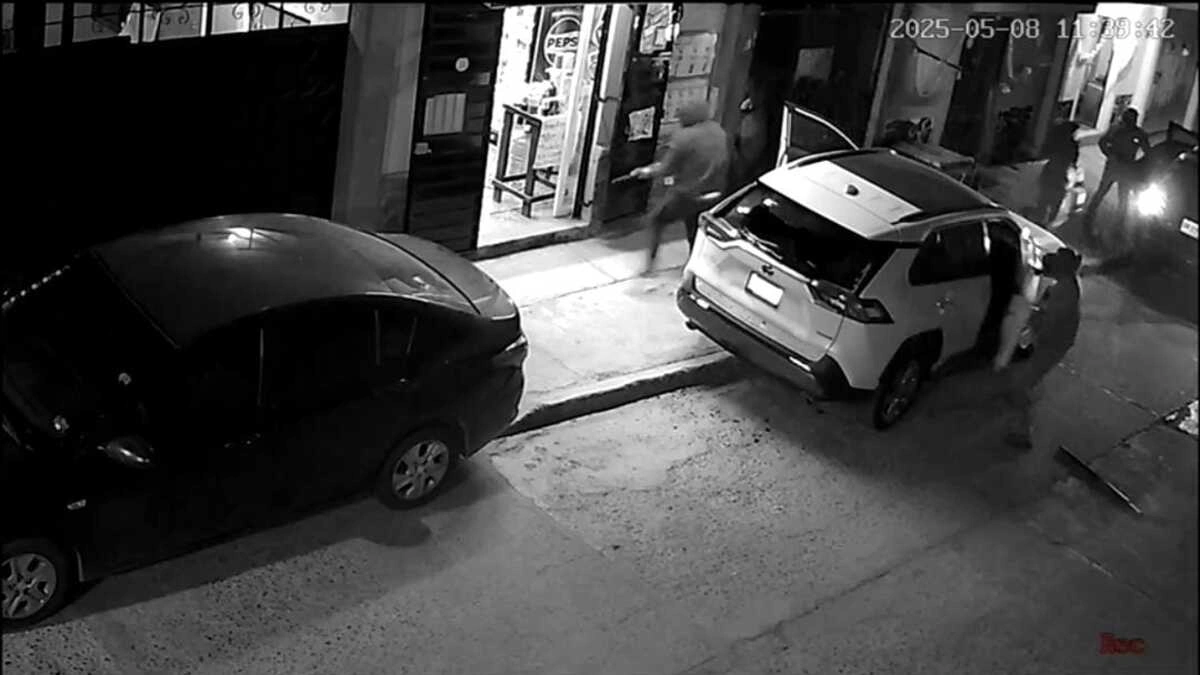 VIDEO: A punta de escopeta y un rifle AK-47, comando roba camioneta en Zacatepec