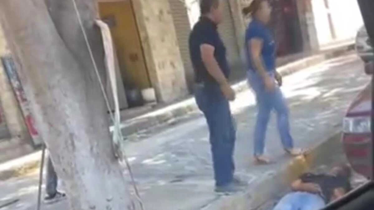 VIDEO: Golpean a joven comerciante hasta dejarlo convulsionando en Tehuacán