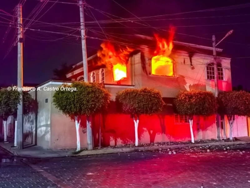 VIDEO: Turba incendia la casa y el carro de golpeadores de comerciante en Tehuacán